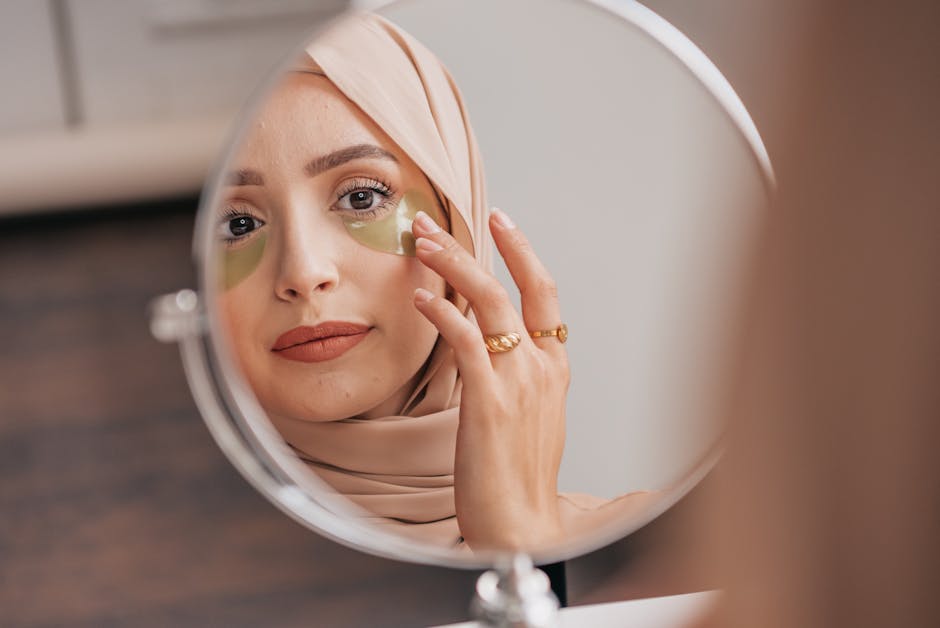 Applicateurs contour des yeux : guide complet pour choisir et bien les utiliser woman gently tapping eye cream under eye correct technique tutorial