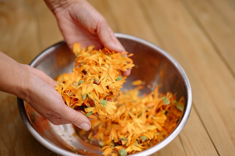 Plantes et peau : 12 actifs botaniques pour une routine beauté naturelle calendula orange flowers close up beauty skincare ingredient