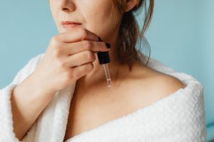 Sérums lissants à effet immédiat : comment ils agissent et comment bien les choisir elegant woman applying luxury face serum skincare routine landscape