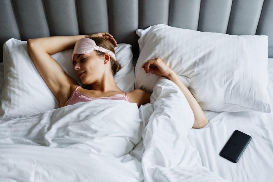 Soins cocooning pour peaux sèches en hiver : les textures qui font vraiment la différence woman sleeping skin care night routine peaceful