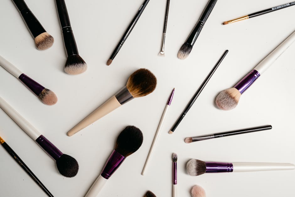 Teint hivernal : comment garder bonne mine malgré le froid makeup brushes blush highlighter marble surface