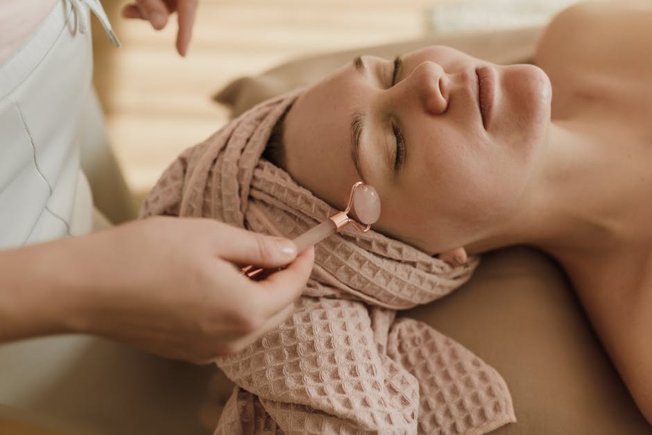 Massage du visage : techniques zone par zone pour tonifier et éclat retrouvé woman massaging cheekbones jawline facial technique
