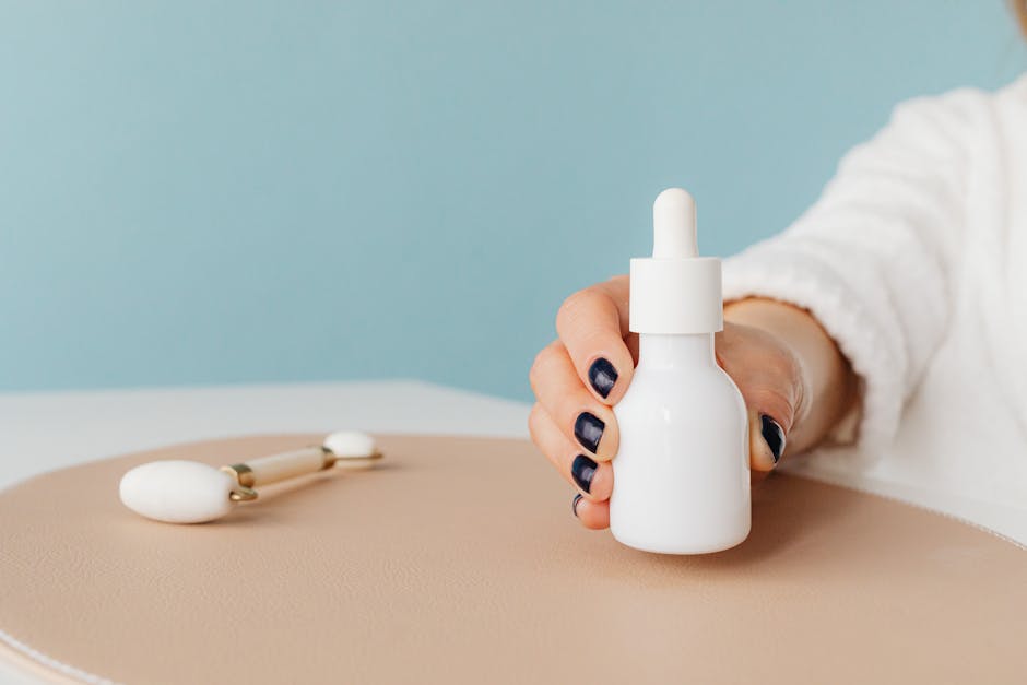 Massage du visage : techniques zone par zone pour tonifier et éclat retrouvé woman applying serum on neck upward massage anti-aging
