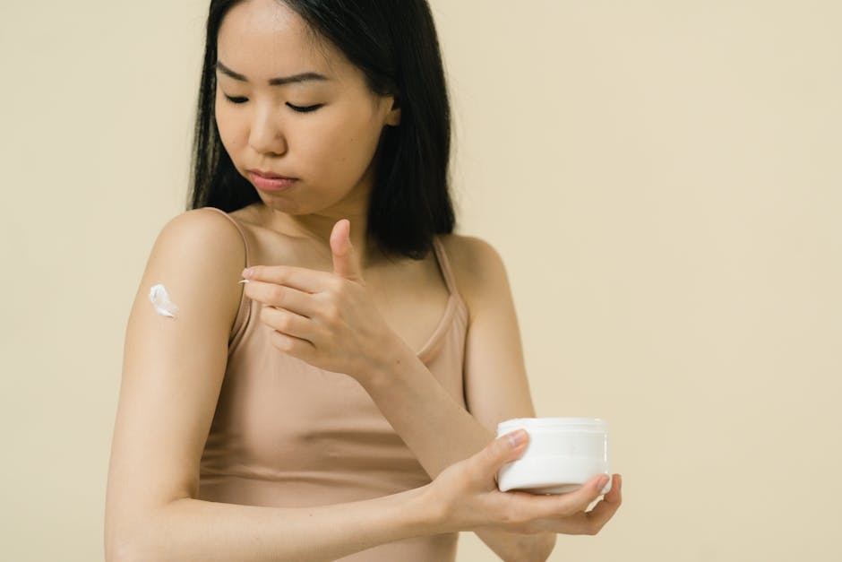 Chlore et peau : comment protéger son épiderme avant et après la piscine woman applying body lotion after shower post swimming skincare routine