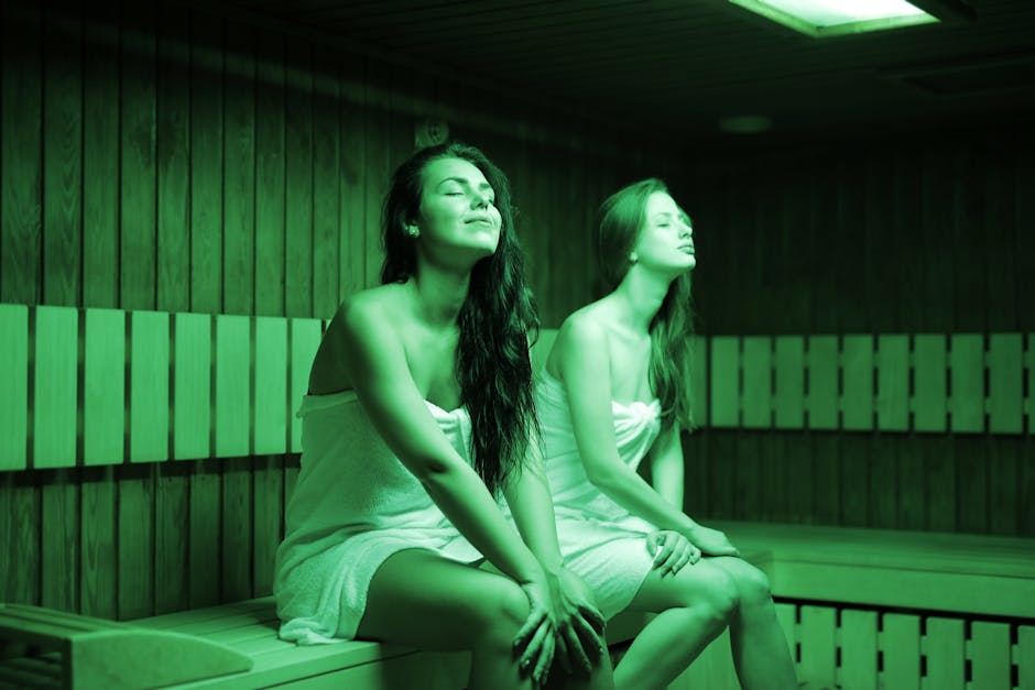 Coaching détox : le programme d'une semaine pour retrouver un teint lumineux steam bath hammam woman relaxing spa towel