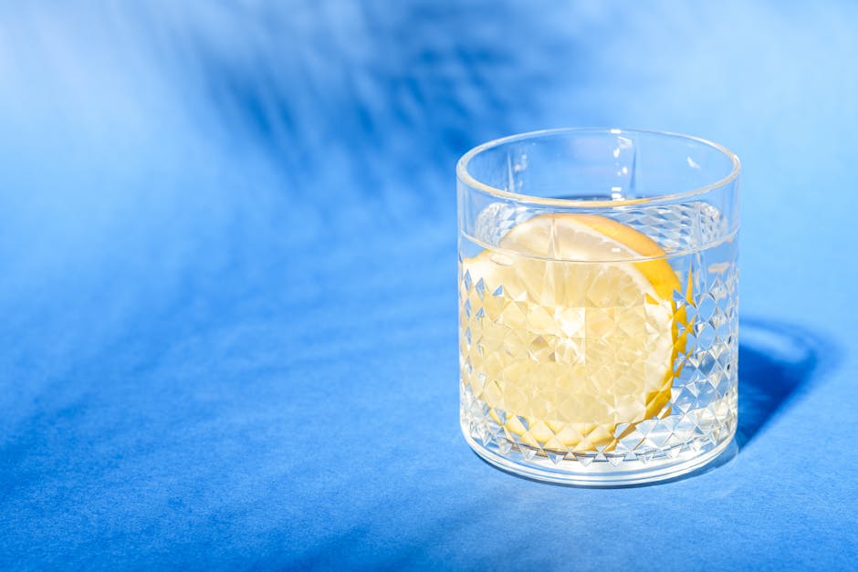 Coaching détox : le programme d'une semaine pour retrouver un teint lumineux woman drinking water glass fresh lemon hydration