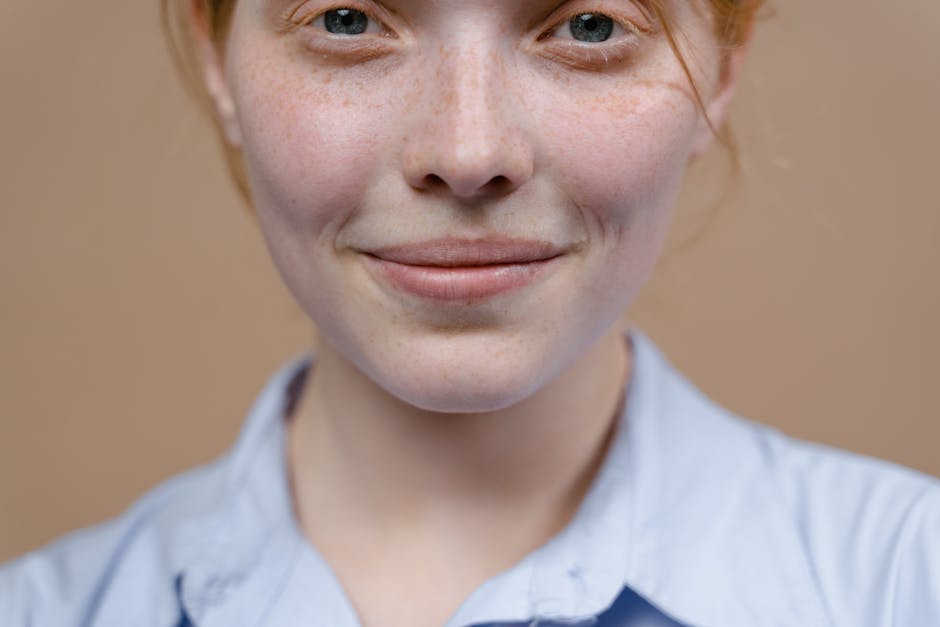 Rides du sourire : comment les atténuer naturellement et efficacement close up woman smiling nasolabial folds natural light