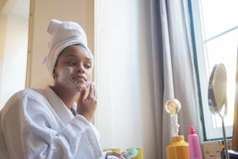 Rides du sourire : comment les atténuer naturellement et efficacement woman applying moisturizer cream cheeks morning skincare routine