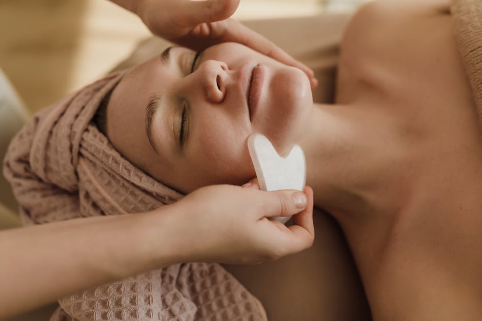 Rides du sourire : comment les atténuer naturellement et efficacement facial massage self care woman fingers cheekbones lifting technique