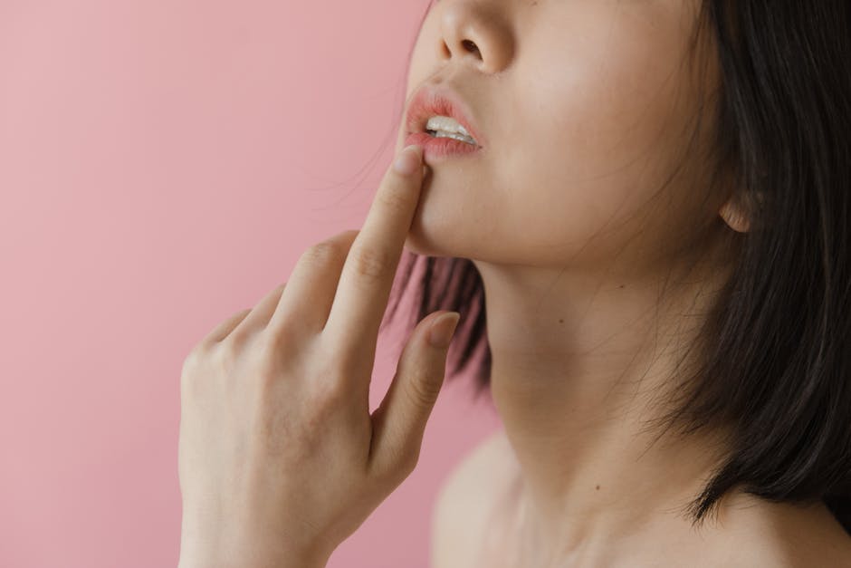 pH de la peau : comment le connaître et adapter sa routine beauté close-up woman touching smooth facial skin soft lighting