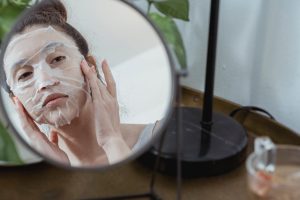 Peau hydratée en hiver : le guide complet pour affronter le froid sans tiraillements woman winter skincare routine hydration cozy warm home landscape