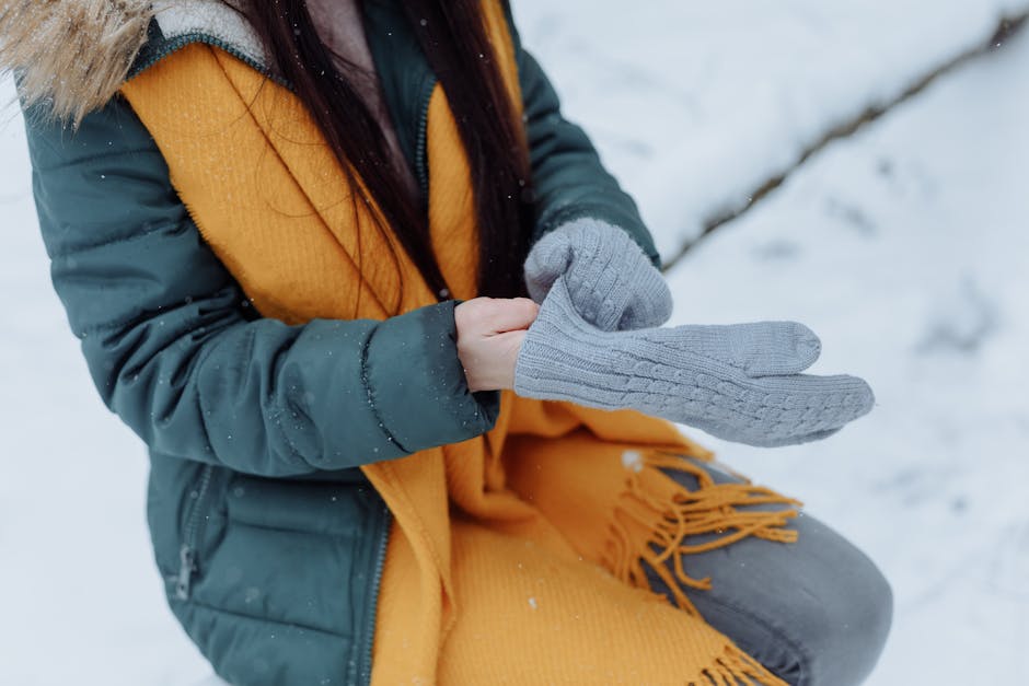 Peau hydratée en hiver : le guide complet pour affronter le froid sans tiraillements woman warm cozy winter clothes scarf gloves skin protection outdoor