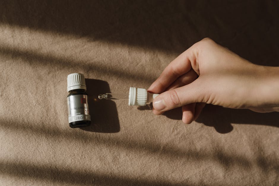 Ride du lion : pourquoi elle apparaît et comment atténuer ce sillon inter-sourcilier skincare serum dropper hyaluronic acid morning routine