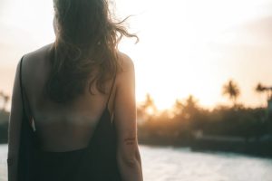 Phase de débronze : 4 gestes pour prolonger votre hâle après l'été woman glowing tan skin autumn beauty routine golden hour