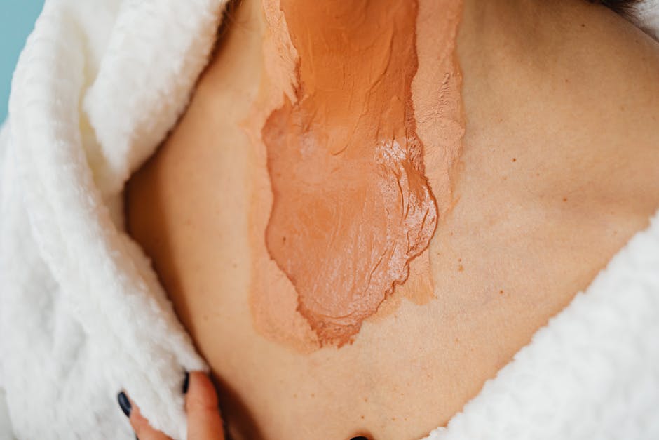 Phase de débronze : 4 gestes pour prolonger votre hâle après l'été self tanner application woman glowing skin warm tones