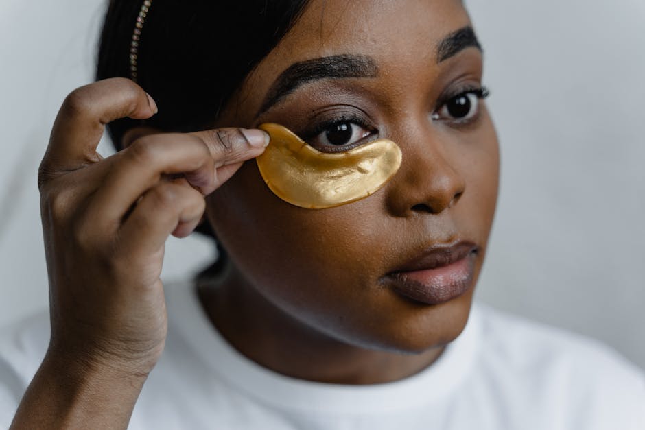 Pourquoi votre visage se fatigue au fil de la journée (et comment y remédier) tired woman eyes dark circles close up beauty care
