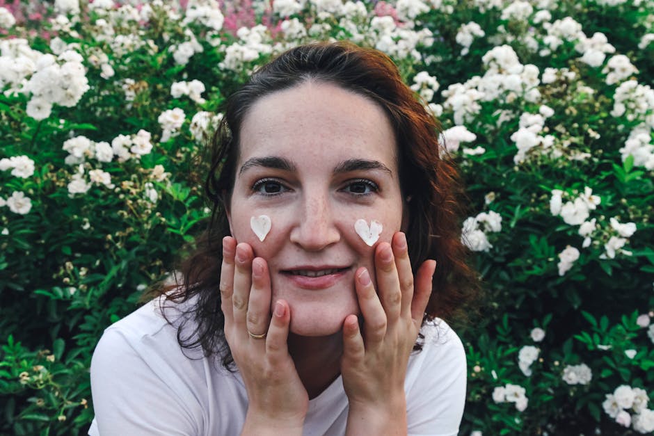 Comment les saisons transforment votre peau : guide complet pour adapter vos soins toute l'année spring skincare renewal woman glowing skin flowers blooming