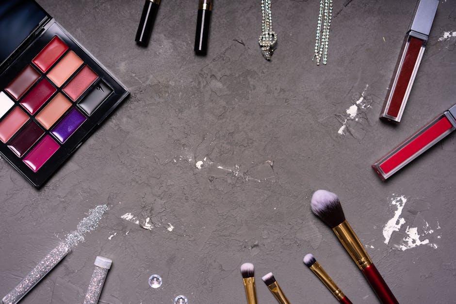 Lifter son regard sans chirurgie : soins, massages et maquillage pour un effet jeunesse makeup brushes concealer palette eye makeup tools flat lay