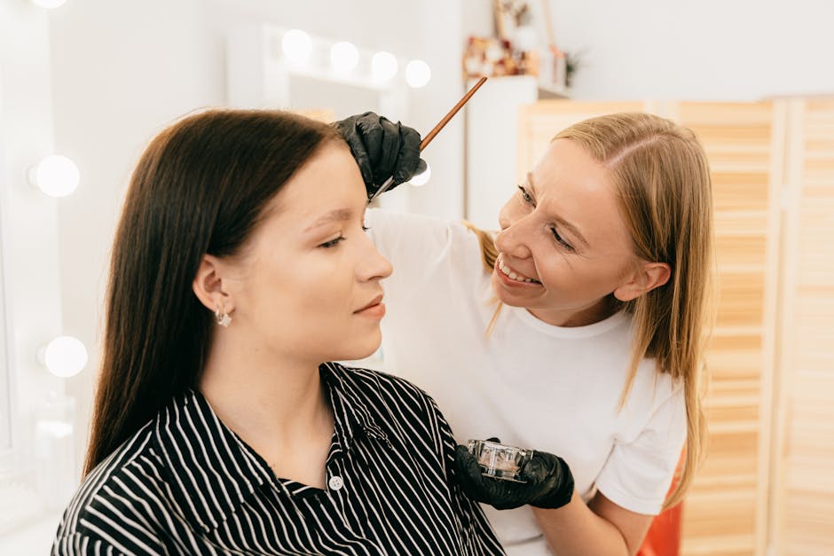 Lifter son regard sans chirurgie : soins, massages et maquillage pour un effet jeunesse woman shaping eyebrows mirror beauty routine natural brow