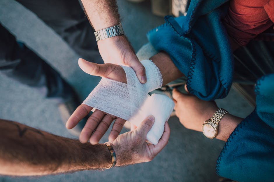 Comment la peau cicatrise-t-elle ? Les étapes clés pour favoriser une bonne guérison first aid wound care clean bandage hands caring