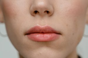 Rajeunir son sourire : soins, astuces make-up et solutions esthétiques woman smiling close up lips skincare beauty natural light landscape
