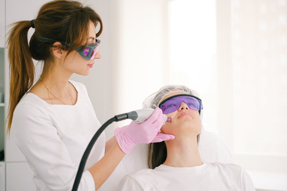 Rajeunir son sourire : soins, astuces make-up et solutions esthétiques dermatologist performing skin treatment facial rejuvenation clinic