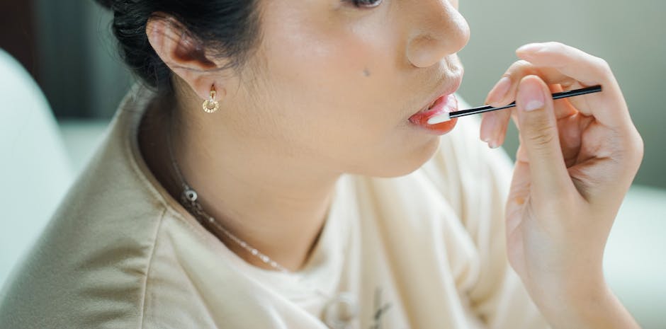 Rajeunir son sourire : soins, astuces make-up et solutions esthétiques woman applying lipstick makeup brush natural beauty routine