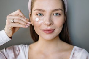 Comment rendre sa crème visage plus efficace : 5 gestes à adopter woman skincare routine moisturizer face cream applying landscape