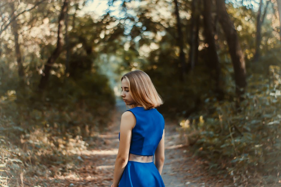 Comment prendre soin de son dos : gommage, hydratation et posture woman standing tall elegant posture back straight summer dress