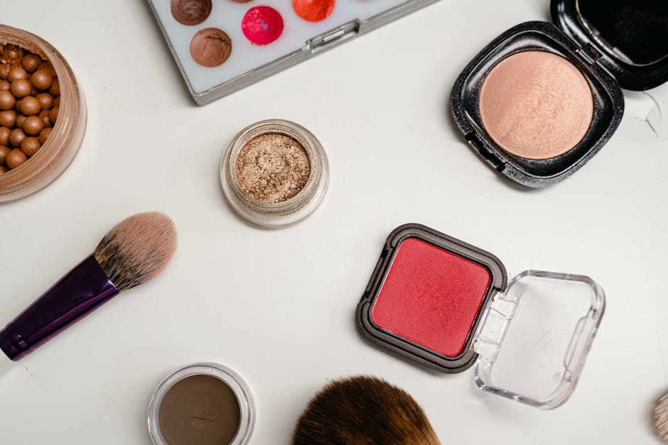Maquillage et peau sensible : comment se maquiller sans déclencher de réactions ? mineral foundation powder brush cosmetics flat lay