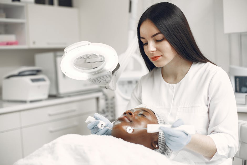 Diagnostic génétique et vieillissement cutané : personnaliser son programme anti-âge grâce à l'ADN woman holding DNA report dermatologist skin care personalized consultation