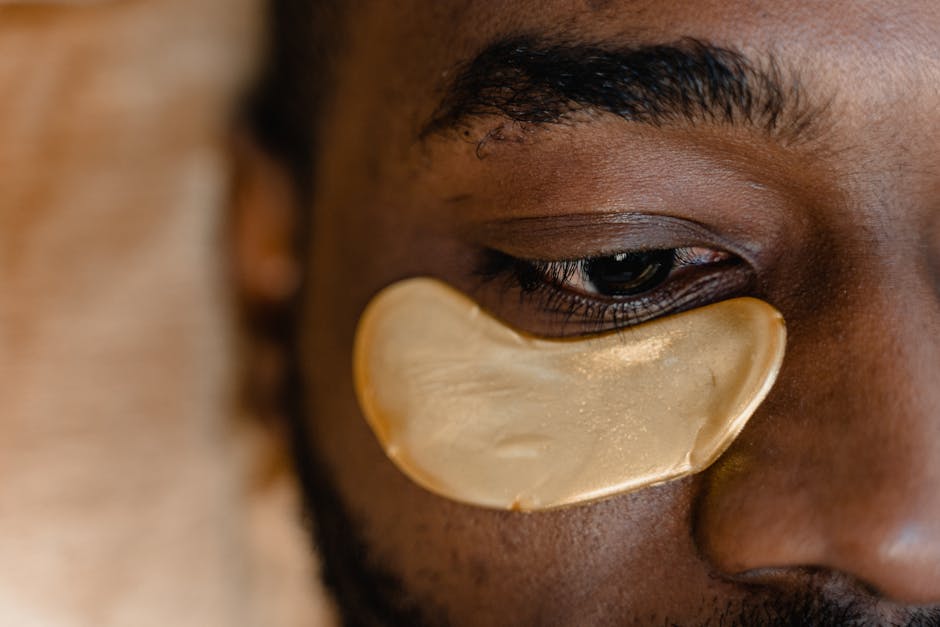 Peau fatiguée : que faire contre le teint terne, les cernes et les rougeurs ? under eye puffiness dark circles skincare treatment close up