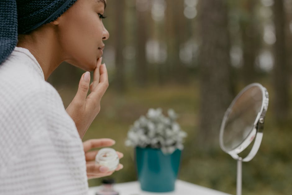 Comment reposer sa peau en vacances : routine légère, masque détox et soin de nuit woman applying light face cream natural light summer morning