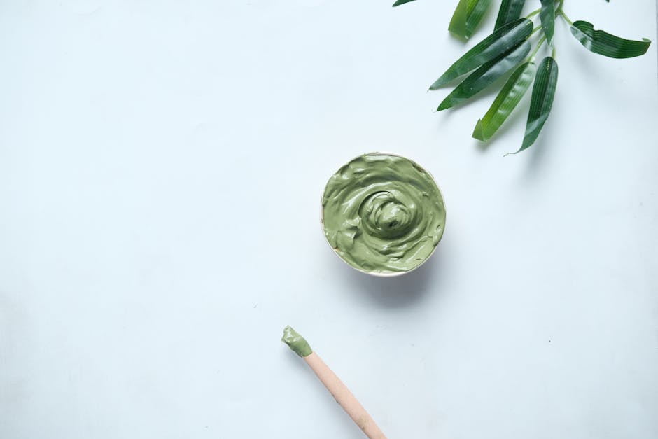 Comment reposer sa peau en vacances : routine légère, masque détox et soin de nuit clay detox face mask application natural skincare beauty routine