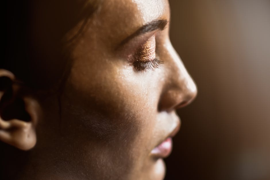 Comment reposer sa peau en vacances : routine légère, masque détox et soin de nuit serene morning skin glow woman fresh face natural light vacation
