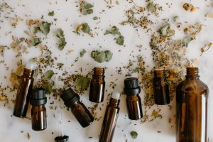 Huiles essentielles : comment les utiliser en toute sécurité selon chaque mode d'application essential oils collection natural wellness beauty flatlay