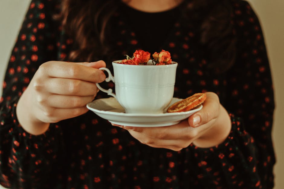 Rester au chaud en hiver : 8 réflexes naturels pour le corps et la peau warm herbal tea ginger cup cozy winter beverage hands