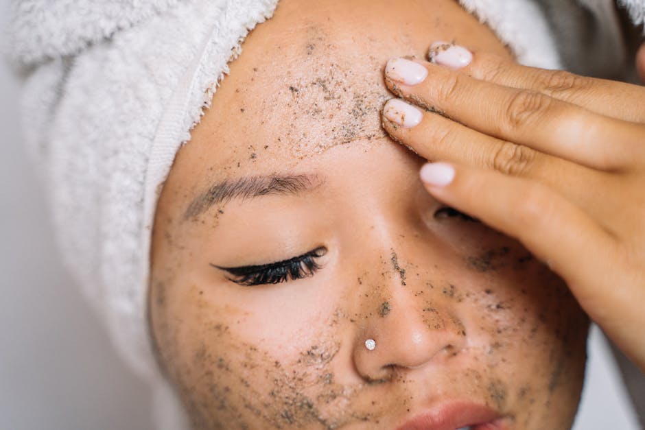 Comment préparer sa peau avant un masque visage : les 3 étapes clés gentle facial scrub exfoliation woman smooth skin care