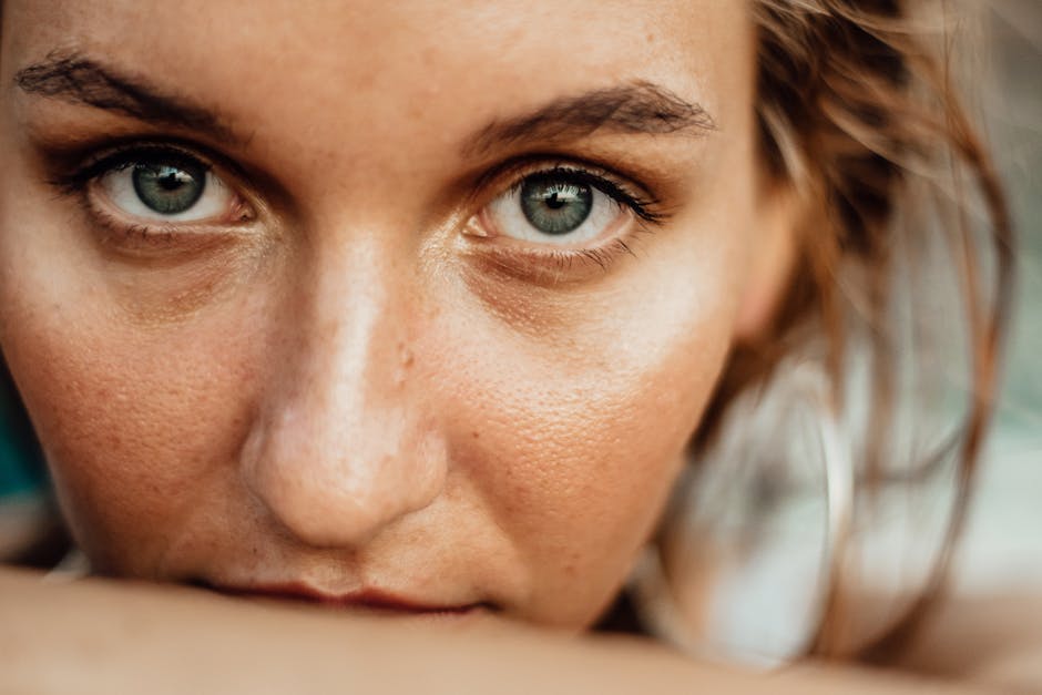 Contour des yeux : pourquoi cette zone est si fragile et comment en prendre soin close-up woman eye area smooth skin natural light