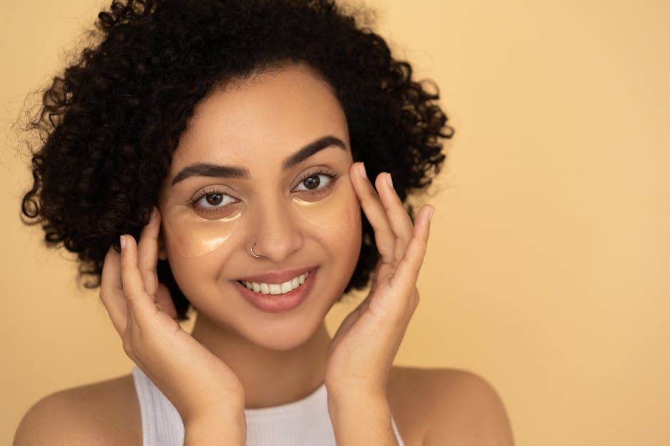 Contour des yeux : pourquoi cette zone est si fragile et comment en prendre soin tired eyes dark circles under natural lighting
