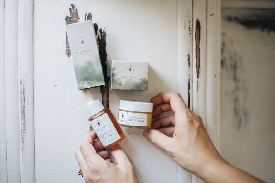 Contour des yeux : pourquoi cette zone est si fragile et comment en prendre soin skincare routine flatlay eye cream serum cotton pads morning light