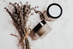 Cosmétiques maison : bonne idée ou risque caché pour votre peau ? homemade natural cosmetics ingredients skincare flat lay landscape