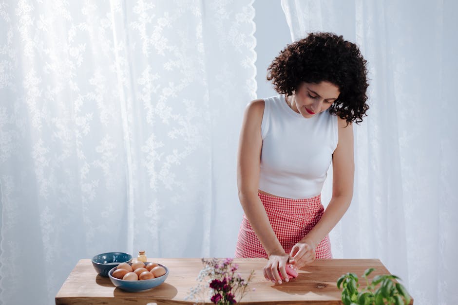 Cosmétiques maison : bonne idée ou risque caché pour votre peau ? woman making homemade cosmetics kitchen natural ingredients