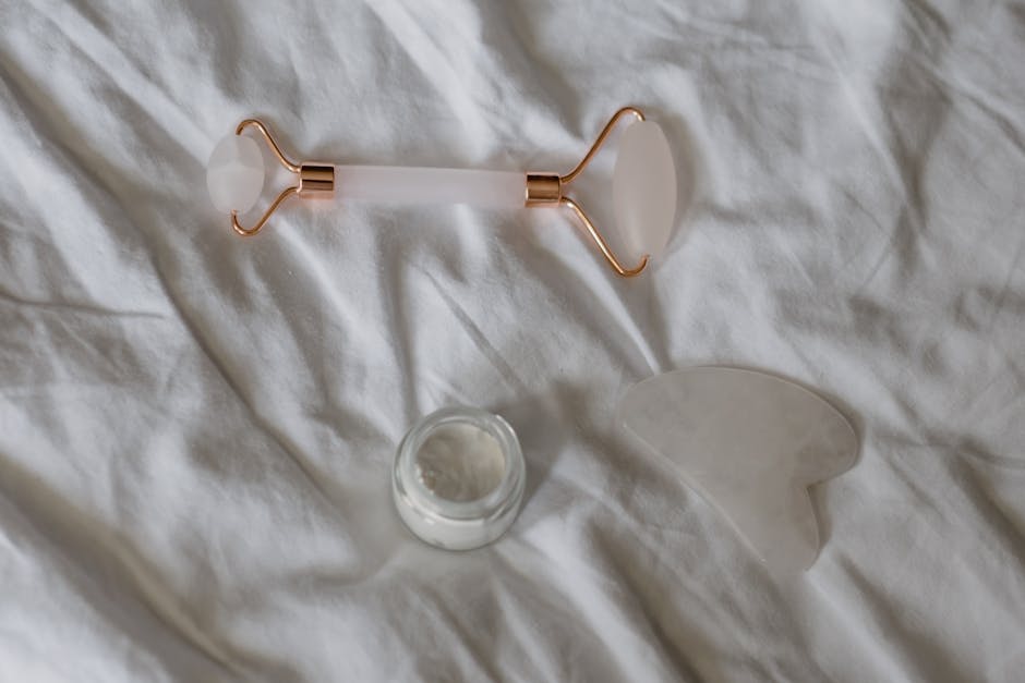 Crème anti-rides et gestes de fermeté : le duo gagnant pour une peau plus tonique skincare routine products laid out morning evening anti-aging