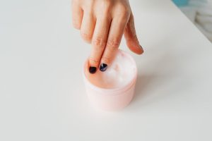Crème, fluide, baume, huile : quelle texture de soin choisir selon sa peau ? skincare moisturizer cream texture beauty routine landscape