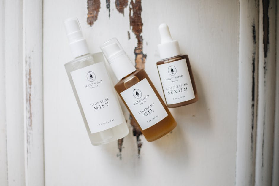 Crème, fluide, baume, huile : quelle texture de soin choisir selon sa peau ? balm oil mist skincare products natural ingredients flat lay