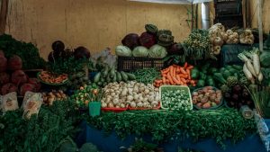 Cure détox : les 5 légumes les plus efficaces pour purifier l'organisme colorful detox vegetables artichoke beet radish parsley landscape