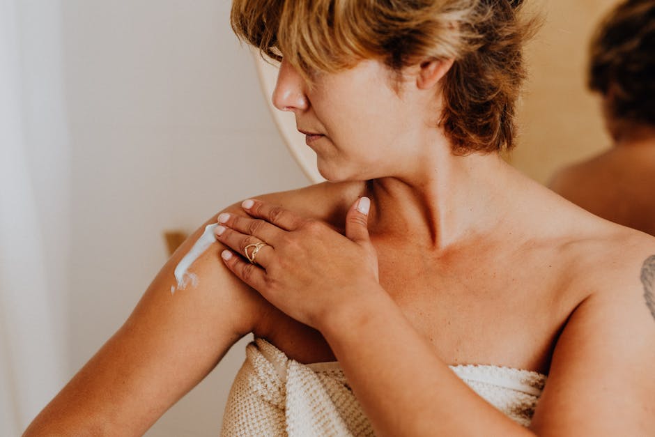 D'où vient la cellulite ? Comprendre la peau d'orange pour mieux agir mature woman body care cream application skin firming