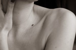 Auto-examen des grains de beauté : comment surveiller vos nævi à la maison woman checking skin moles healthy skin care prevention landscape
