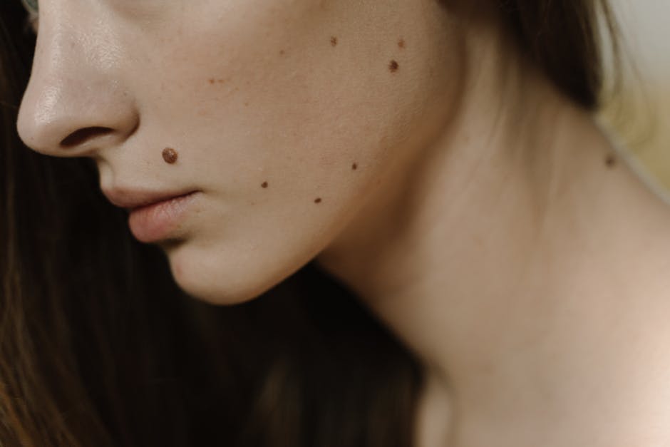 Auto-examen des grains de beauté : comment surveiller vos nævi à la maison dermatologist examining moles skin check close up
